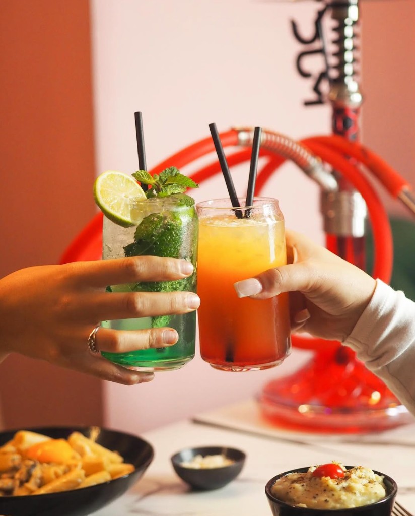 Verres et chicha en arrière-plan, ambiance lounge